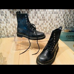 Dr. Martens Black with Silver chain etching design
